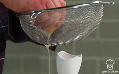 Добавьте в массу сок лимона и снова пробейте блендером.