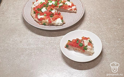 Пиццу подавайте порционно. Приятного аппетита!