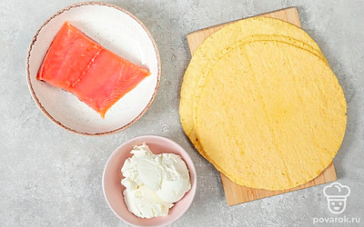 Рыбу очистите от кожуры и костей. Лепешки обрежьте по краям, чтобы получился квадрат. Также подготовьте деревянные шпажки для подачи.