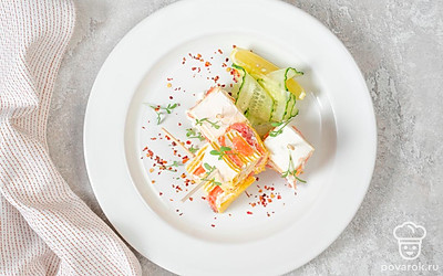 Чтобы закуска смотрелась интереснее, проткните каждый квадратик деревянной шпажкой, а затем поместите его на тарелку или дощечку для подачи.