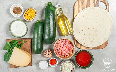 Креветки слегка промойте, просушите и нарежьте небольшими кусочками. Цуккини промойте, обсушите бумажными полотенцами, очистите от кожуры и нарежьте небольшими кружочками. Кинзу и чеснок сполосните, просушите. Сыр натрите на средней терке. Также подготовьте сковороду, форму для запекания и блендер.