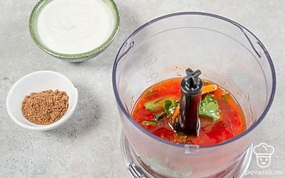 Приготовьте соус. В блендер поместите сальсу и кинзу. Взбейте ингредиенты до однородной массы. Затем перелейте смесь в небольшую миску, добавьте в нее сметану и хорошо перемешайте.