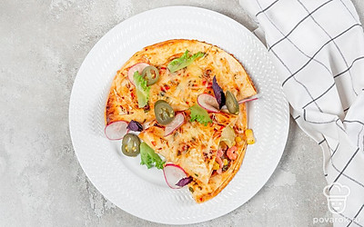 Готовое блюдо украсьте измельченными овощами и зеленью — редисом, халапеньо и кинзой. После этого подайте энчиладас к столу в форме для запекания или порционно — как вам больше нравится.