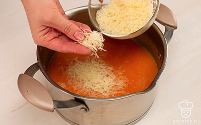 Небольшими порциями вводите пармезан, постоянно помешивая суп, добавьте сливочное масло, посолите, поперчите и хорошенько перемешайте.