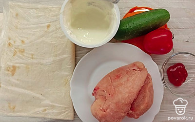 Подготовьте все ингредиенты. Варите куриное филе в подсоленной воде в течение 30 минут. 