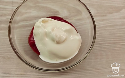 Смешайте сметану с кетчупом. 