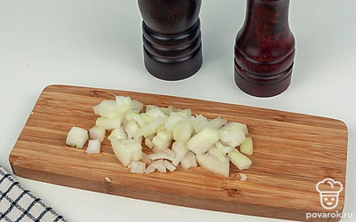 Очистите и нарежьте кубиками репчатый лук.