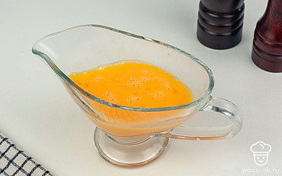 В емкости взбейте два куриных яйца до однородности.