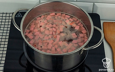 Переложите все ингредиенты в кастрюлю, залейте водой и оставьте вариться на 30 минут. Вам понадобится около 3 литров воды на это количество ингредиентов.