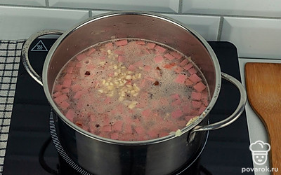 Добавьте в суп чеснок, соль и перец по вкусу и оставьте вариться на медленном огне еще на 5 минут.