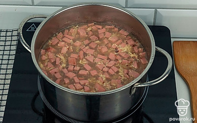 Влейте в суп яичную смесь и перемешайте.