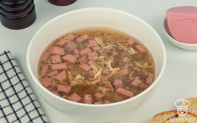 Подавайте гречневый суп со свежей зеленью или сухариками.