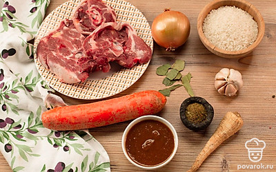 Очистите овощи. Измельчите 1 лук, чеснок и корень петрушки. Подготовьте к варке рис.