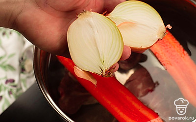 Возьмите кастрюлю и наполните водой. Выложите в нее мясо. Разрежьте луковицу и морковь на две части и отправьте к мясу. Поставьте на огонь и варите 2 часа после закипания.