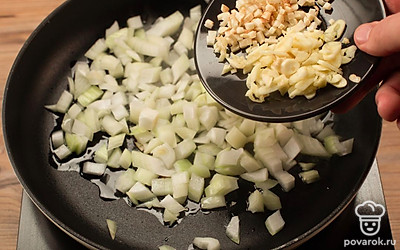 На разогретой с растительном маслом сковороде обжарьте измельченные лук, чеснок и корень петрушки. Готовьте примерно 7 минут до золотистого цвета.