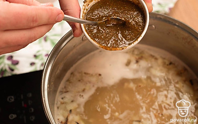 Выложите в бульон содержимое сковороды. Смешайте соус Ткемали, приправы и специи, отправьте к супу. Не забудьте лавровый лист. Варите 10 минут.