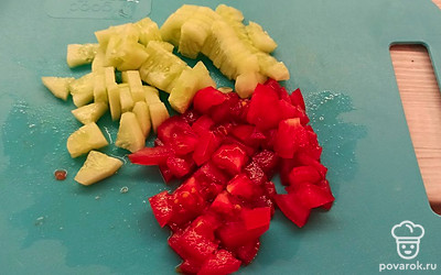 Помидор и огурец нарежьте небольшими кусочками. 
