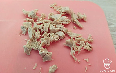 Отварную курицу нарежьте кусочками. 