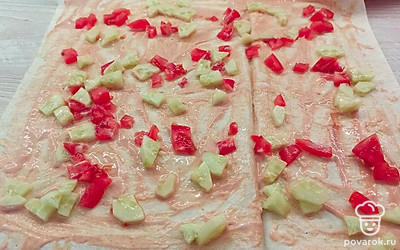 Смажьте лаваш соусом и выложите овощи. 