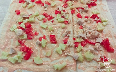 Затем выложите отварное куриное мясо. Сверните лаваш. 