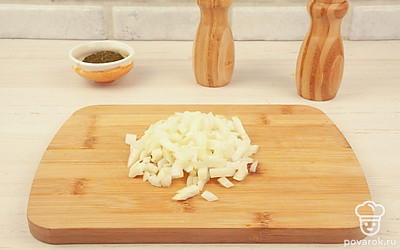 Мелко нарежьте лук, чтобы его вкус не перебивал основное блюдо.