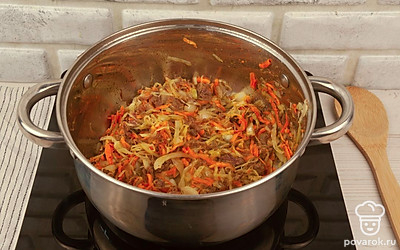 Через 15 минут, когда капуста станет мягче, добавьте в кастрюлю тертую морковь и лук. Посолите, добавьте немного перца по вкусу, перемешайте и тушите под крышкой еще около 30 минут.