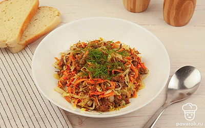 Солянку нужно есть обязательно горячей. Можно украсить блюдо свежей зеленью и подавать с помидорами.