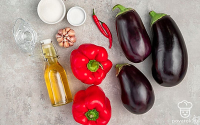 Вымойте баклажаны и сладкий перец, удалите плодоножки. У перца извлеките семена и перегородки. Острый перец помойте, плодоножку уберите, а семена оставьте для остроты. С чеснока снимите шелуху. Простерилизуйте банку и крышку.