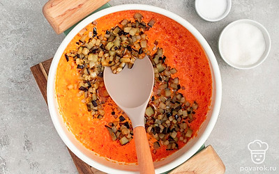 Приготовьте баклажаны. Баклажаны обжарьте на масле до золотистости. Переложите в сотейник массу из перцев и чеснока, доведите до кипения и добавьте баклажаны. Всыпьте соль и сахар, влейте уксус. Огонь убавьте до минимального, варите минут 15, помешивая.