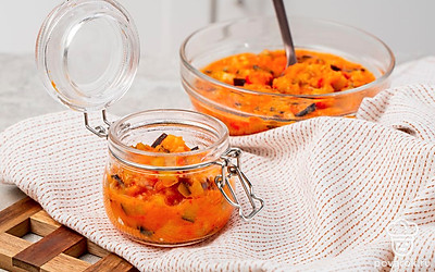 Подготовьте к хранению. Перелейте массу в стерильную банку, закрутите крышку. Переверните вверх дном и закутайте в полотенце. Оставьте до полного остывания.