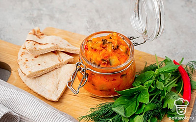 Чтобы придать блюду грузинскую аутентичность, подайте баклажаны с лавашем и большим количеством свежей зелени.