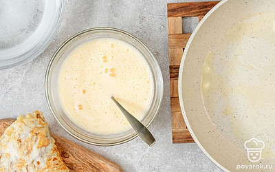 Яйцо слегка взбейте. Лаваш нарежьте по размеру сковороды, чтобы получилось четное количество кругов. Растопите на сковороде масло. В миске с водой растворите соль. Попарно окунайте заготовки из лаваша в соленую воду, чтобы они склеились.