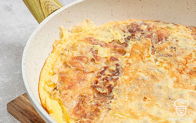 Обжарьте лаваш на сковороде с маслом полминуты с одной стороны. Переверните. Влейте 1 ст.л. воды, в которой замачивали лаваш, в центр лепешки, а потом смажьте частью яйца. Переверните снова через полминуты и еще раз полейте столовой ложкой воды. Переверните и сложите лаваш пополам.