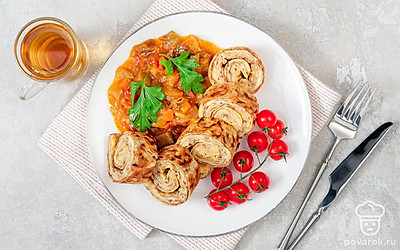 Не дожидайтесь остывания лаваша. Подавайте его на стол сразу вместе с любимыми напитками.