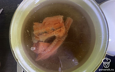 Рыбу выложите в кастрюлю. Залейте 4 литрами воды. Посолите по вкусу. Включите плиту на максимальный огонь.