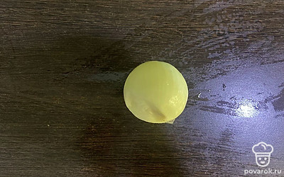 Луковицу очистите.