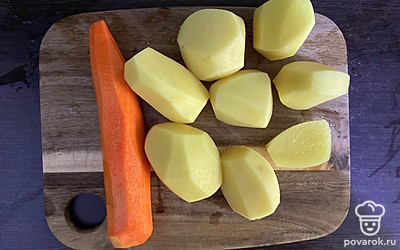 Морковь и картофель вымойте и очистите от кожуры.