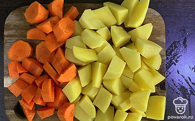 Нарежьте картофель и морковь достаточно крупно.