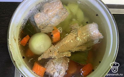 Добавьте морковь и картофель в бульон. Томите 20 минут.