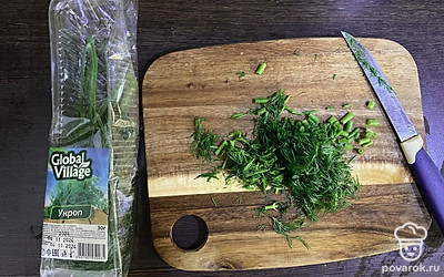 Укроп нашинкуйте мелко.