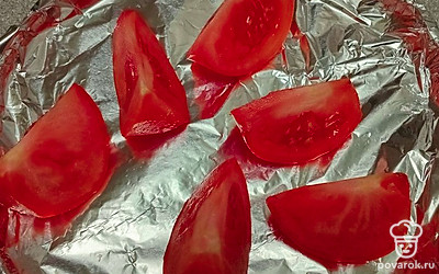 Помидор нарежьте ломтиками и выложите в форму.