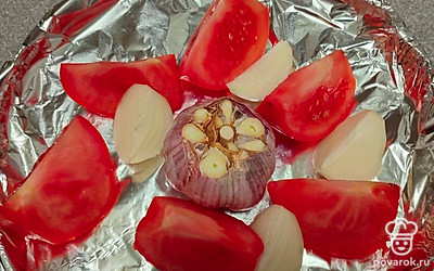 Добавьте нарезанный ломтиками лук.