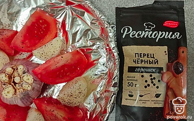 Посыпьте свежемолотым черным перцем.