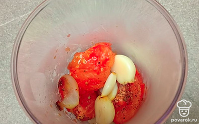 Переложите все в чашу блендера. Чеснок предварительно почистите.