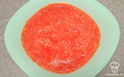 Пробейте блендером 1 минуту. Перелейте суп в тарелку. Посолите по вкусу.