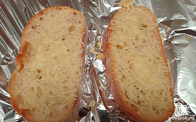 Запекайте гренки 5 минут при 180 градусах. 