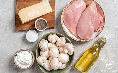 Промойте мясо и обсушите. Вымойте грибы. Все ингредиенты разложите удобно перед собой, отмерив заранее необходимое количество. Подготовьте кокотницы. Духовку разогрейте до 180 градусов.