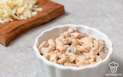 Снимите сковороду с огня и влейте сметану. Посолите, поперчите и перемешайте. Разложите по кокотницам. Посыпьте сыром и отправьте в духовку на 10 минут до появления золотистой корочки.