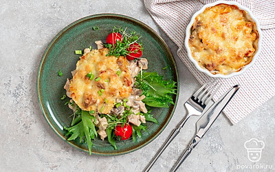 Подайте сытную закуску на стол сразу же после приготовления.