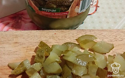 Соленые огурцы нарежьте кубиками. Все подготовленные продукты выложите в грибной бульон. Добавьте каперсы и специи. Варите солянку на небольшом огне 15 минут. После окончания варки добавьте маслины. 